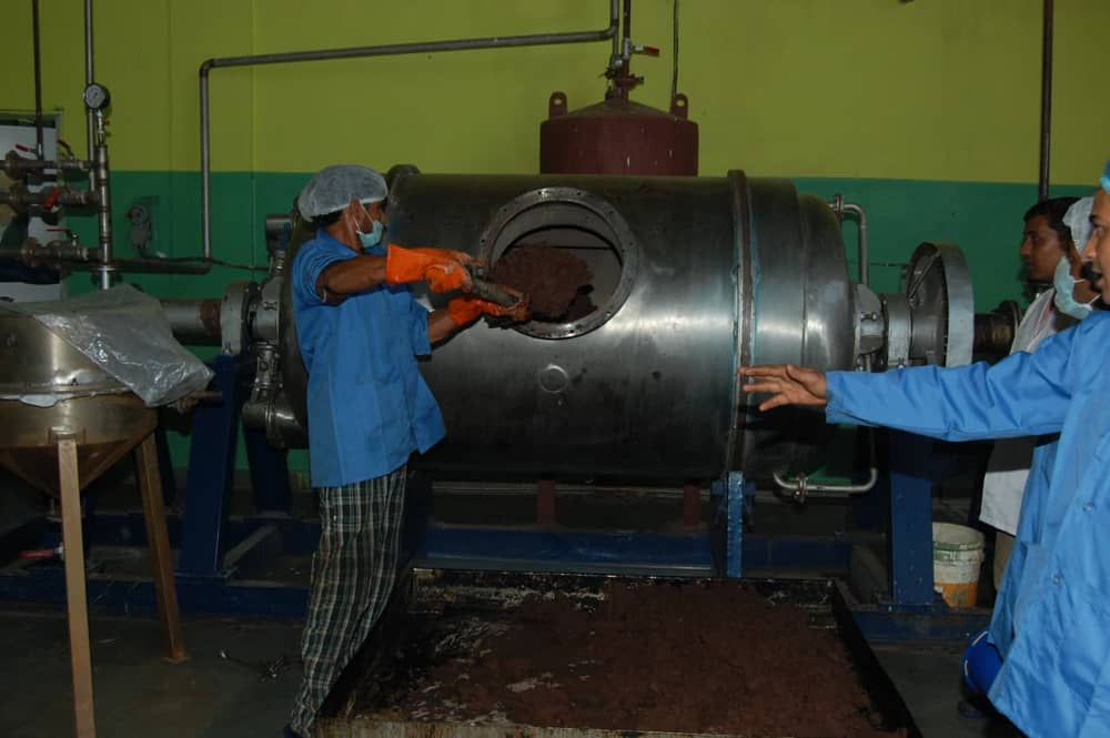 Discharging a finished extract batch